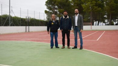 El vicepresidente de la Diputación junto a los ediles de Casas de Juan Núñez en su visita a la pista multideporte renovada con cargo al Dipualba Responde / Foto: Diputación