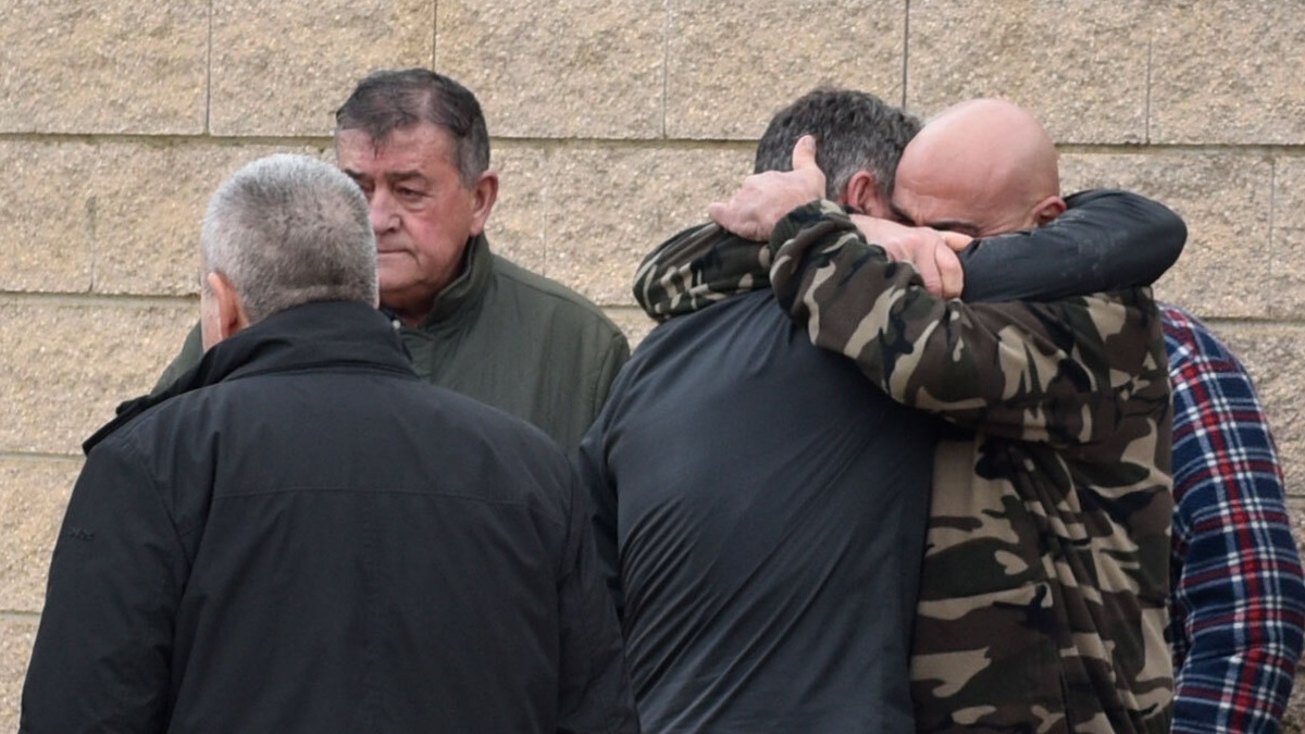 El padre de las niñas fallecidas (chaqueta azul marino) se abraza en la entrada del cuartel de la Guardia Civil / Foto: Lola Pineda - Europa Press