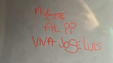 Pintada aparecida en la puerta de un concejal del PP en Castilla-La Mancha / Foto: Europa Press