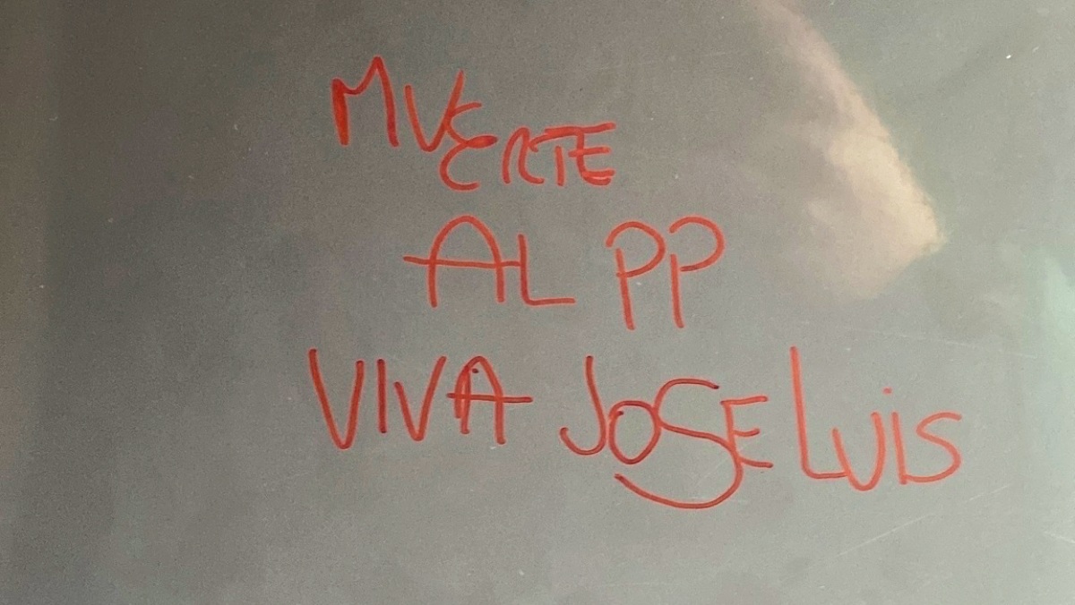 Pintada aparecida en la puerta de un concejal del PP en Castilla-La Mancha / Foto: Europa Press