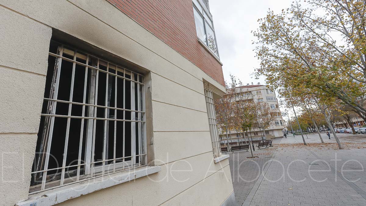 Ventana de la vivienda donde se produjo el trágico y presuntamente violento suceso ocurrido en Albacete / Foto: Ángel Chacón
