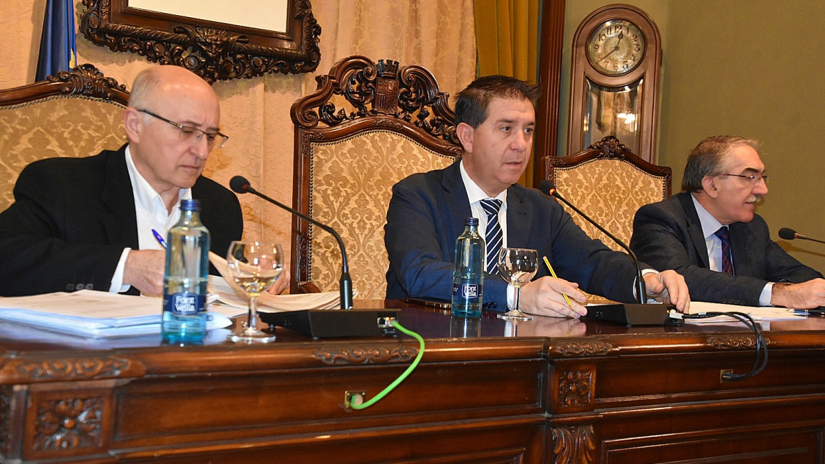 Imagen del presidente encabezando el Pleno de diciembre de la Diputación de Albacete