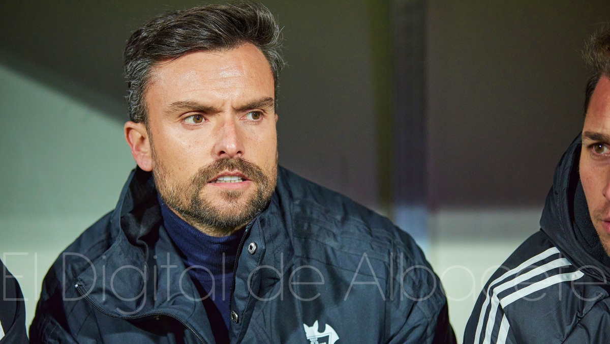 Rubén Albés, entrenador del Albacete en el banquillo de Anduva