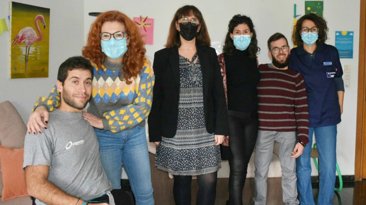 La diputada de Servicios Sociales junto a la presidenta de ADACE, a usuarios, a la coordinadora // Foto: Diputación de Albacete