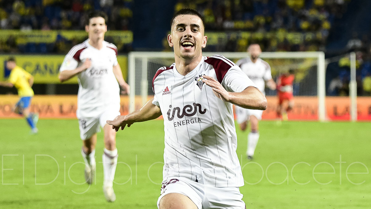 Manu Fuster celebra un gol con el Albacete