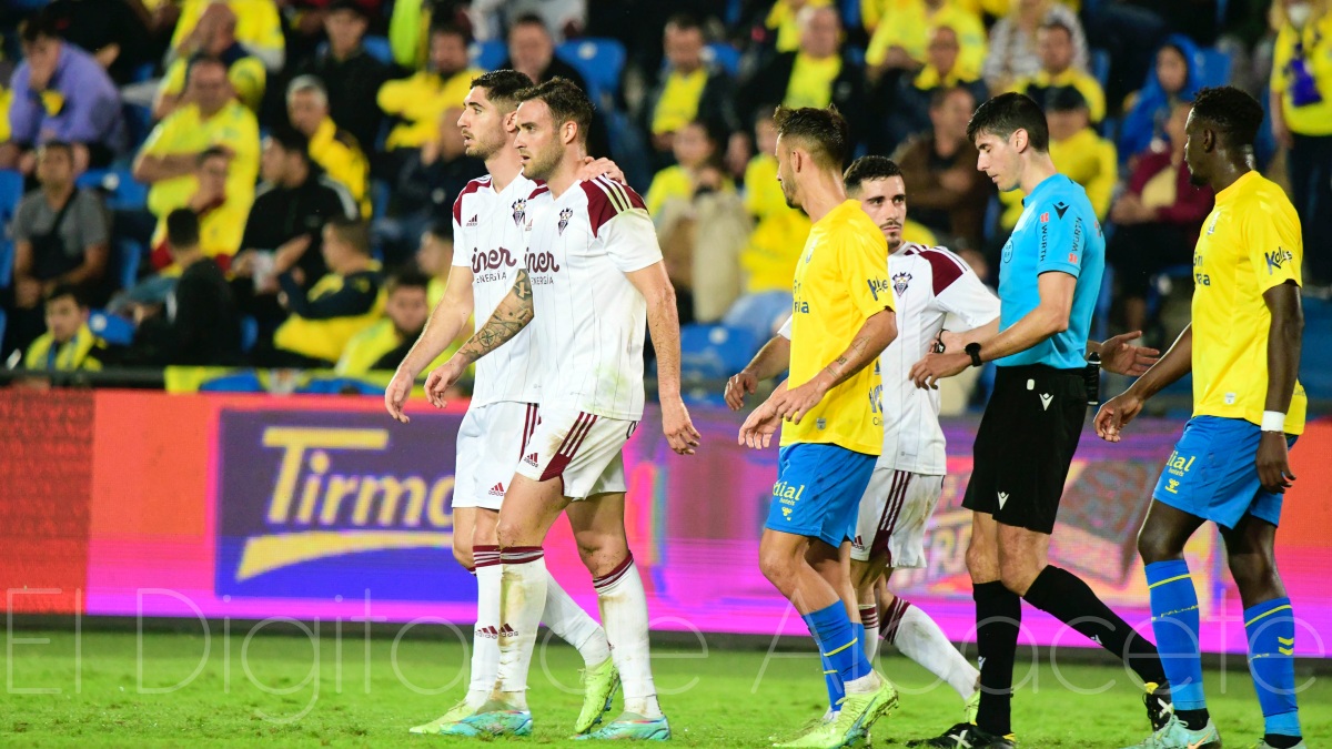 Higinio es felicitado por Ros tras el 1-2 del Albacete en Las Palmas