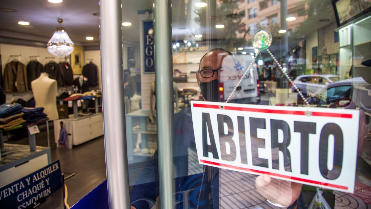 Un comercio cuelga el cartel de abierto / Imagen de archivo / Albacete / Foto: Javier Pulpo - Europa Press