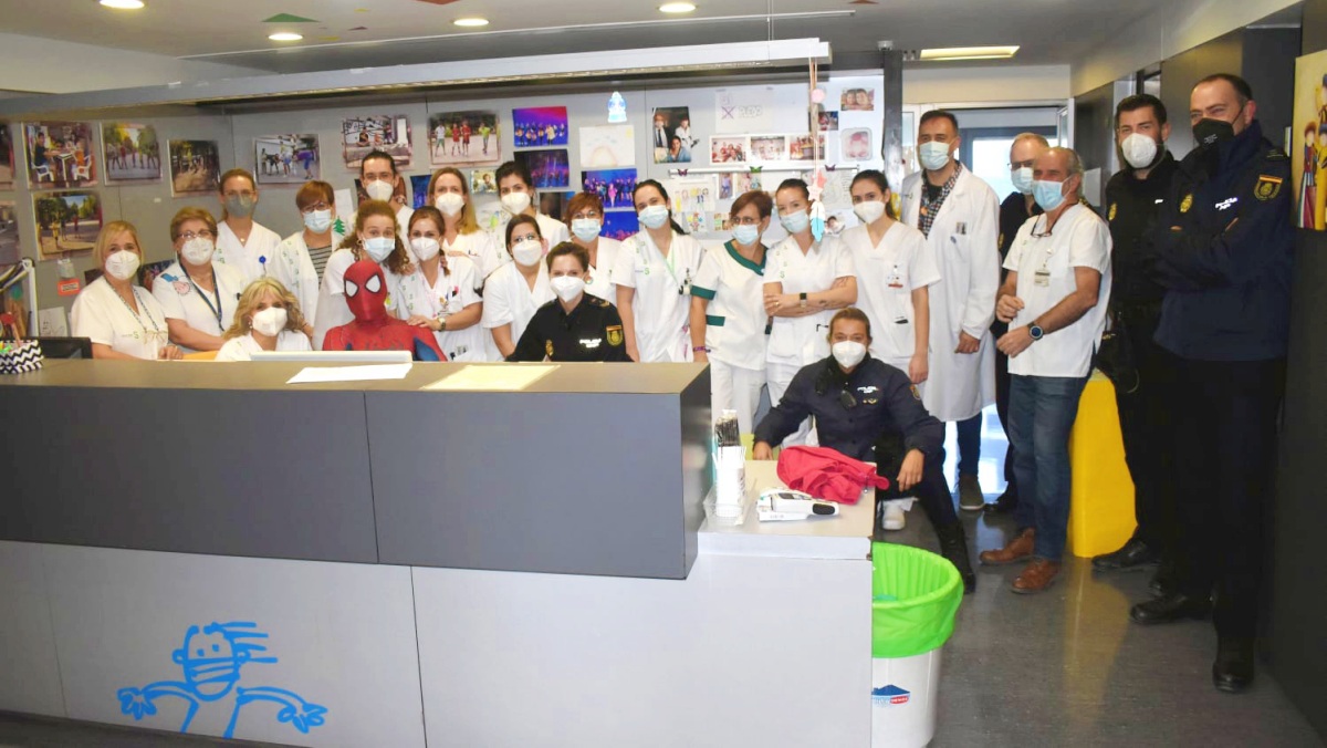 Policías Nacionales y sanitarios en el Hospital de Albacete