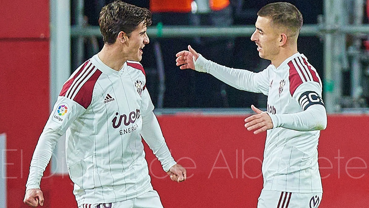 Riki y Fuster celebrando el 0-1 del Albacete en Anduva