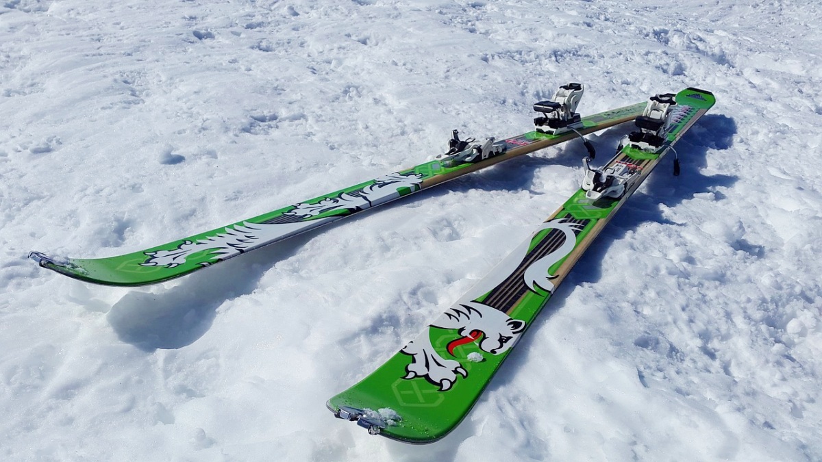 Unos esquís en una foto de archivo / PIXABAY / Castilla-La Mancha