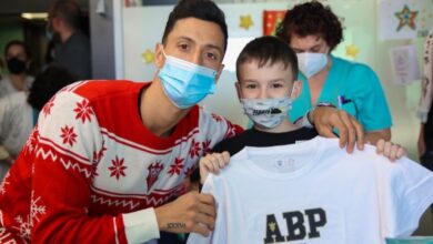 Maikel Mesa, jugador del Albacete, con un niño en el hospital - Fuente foto: Albacete Balompié