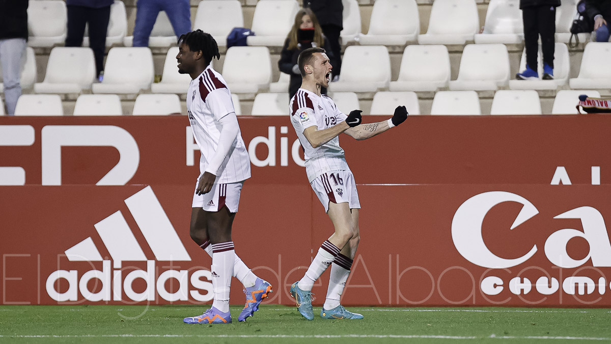 Dubasin celebra el 1-0 del Albacete