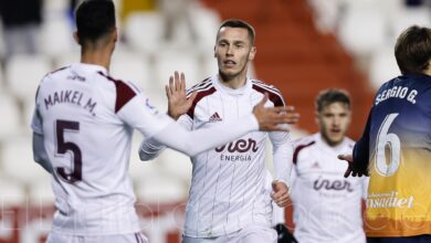 Dubasin recibe saludos tras su gol en el Albacete - Leganés