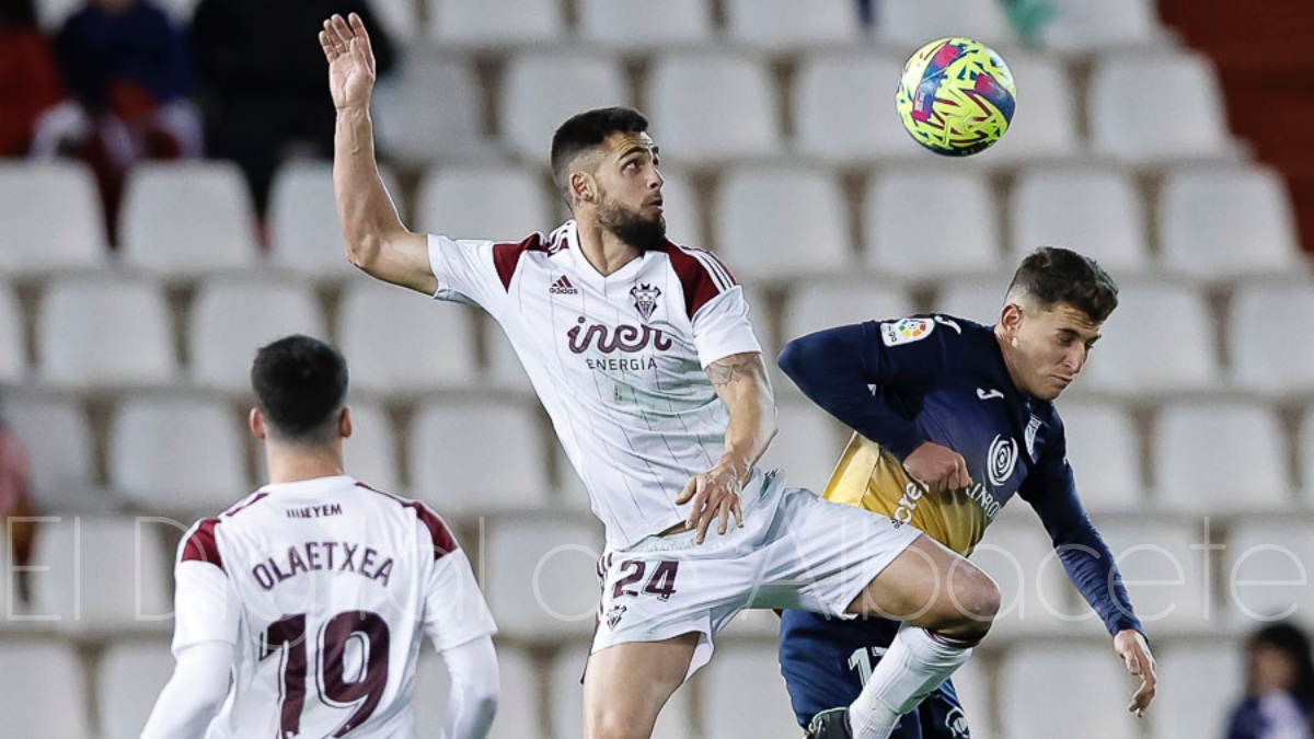 Glauder pugna un balón por alto en el Albacete - Leganés