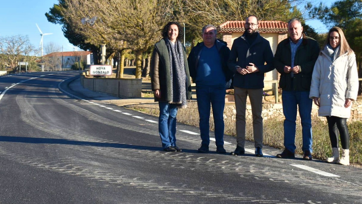 El vicepresidente provincial, junto a los alcaldes de Hoya Gonzalo e Higueruela durante la visita a la AB219