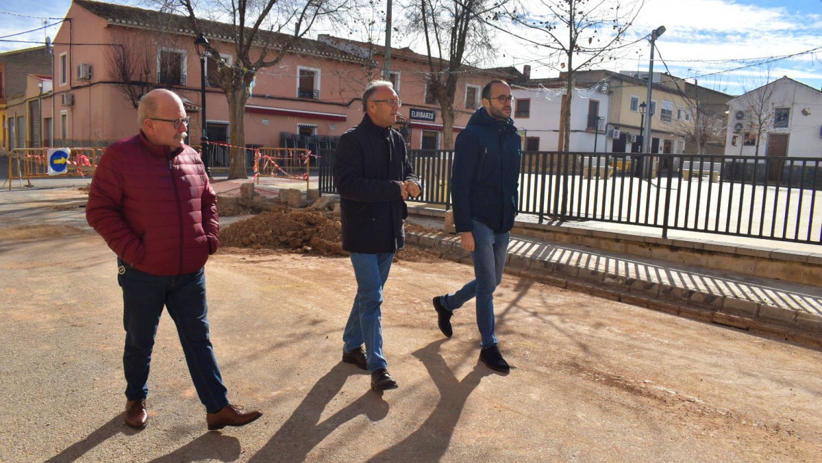 El vicepresidente de la Diputación, Fran Valera, junto al alcalde de Pétrola, Juan Gómez, y al concejal socialista, Casto García, durante la visita