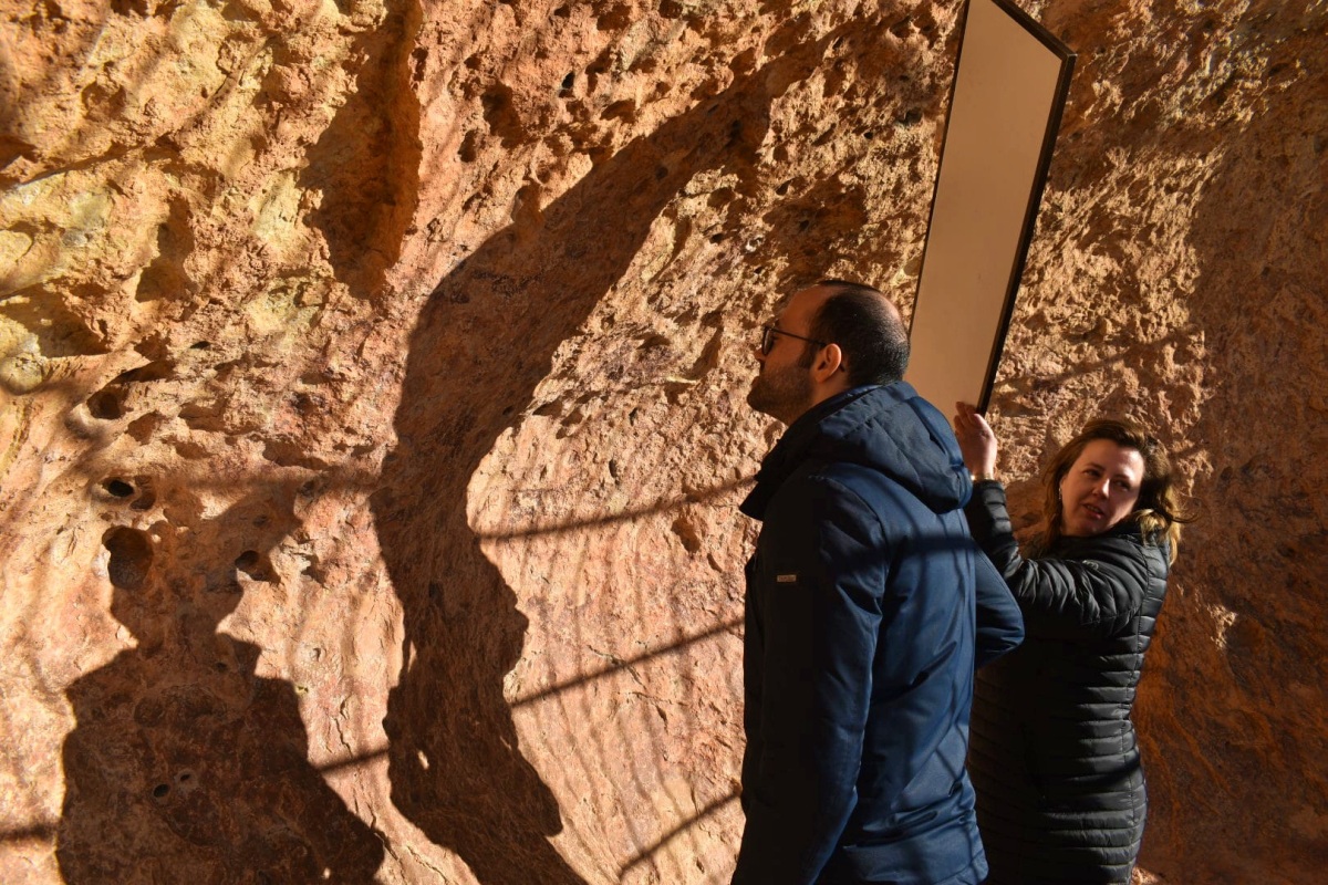 El vicepresidente de la Diputación, junto a la técnico de Turismo en La Cueva de la Vieja de Alpera