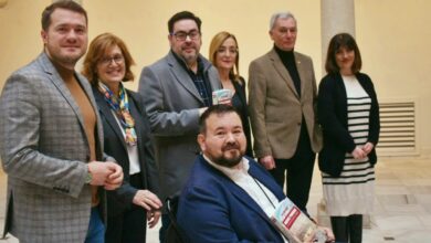 El vicepresidente de la Diputación, junto, entre otros, al autor del libro, a la presidenta de la APAB y al director del IEA // Foto: Diputación