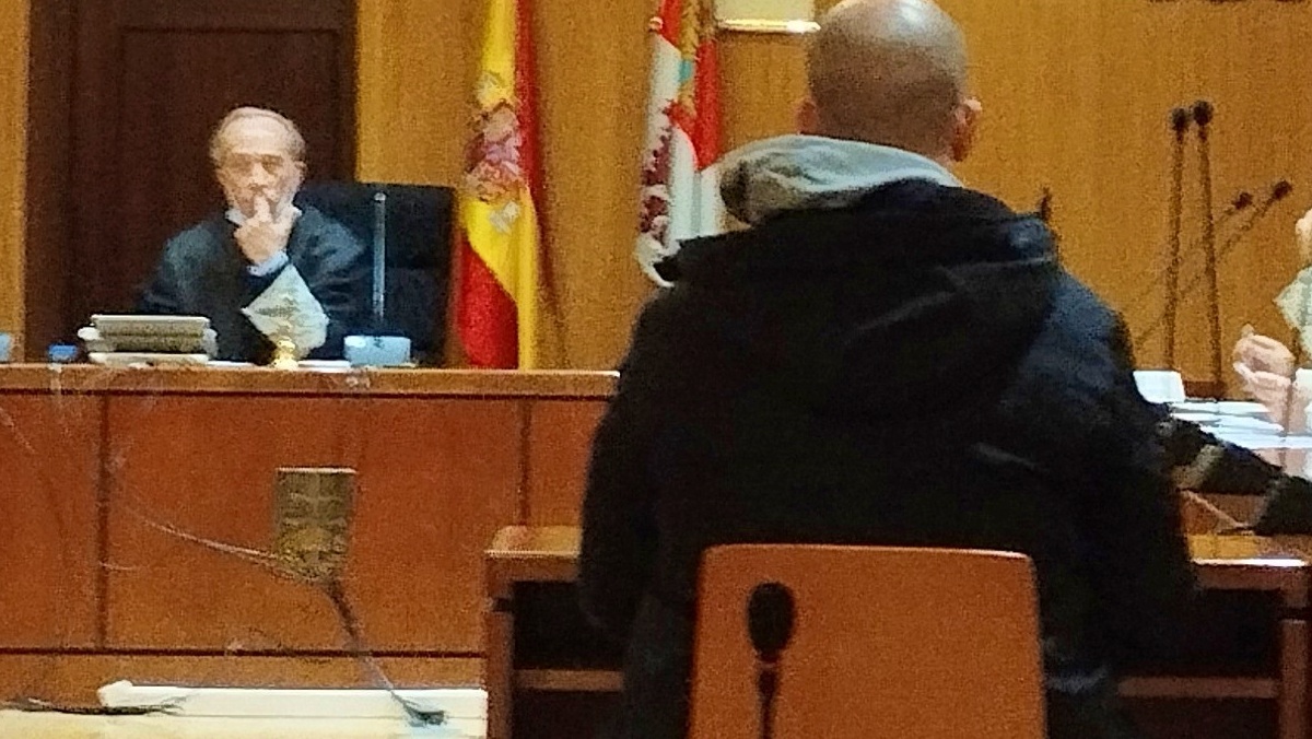 El acusado de violar a su entonces compañera sentimental y de juegos de rol, durante su declaración en la Audiencia de Valladolid - Foto: Europa Press