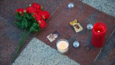 Muestras de dolor en la Plaza Alta, de Algeciras, donde caía el cuerpo sin vida de un sacristán tras el ataque en su iglesia // Foto: Nono Rico - Europa Press