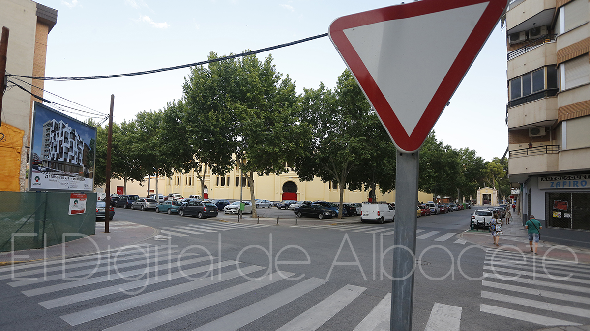 Una señal de Ceda el Paso en Albacete - Foto de archivo