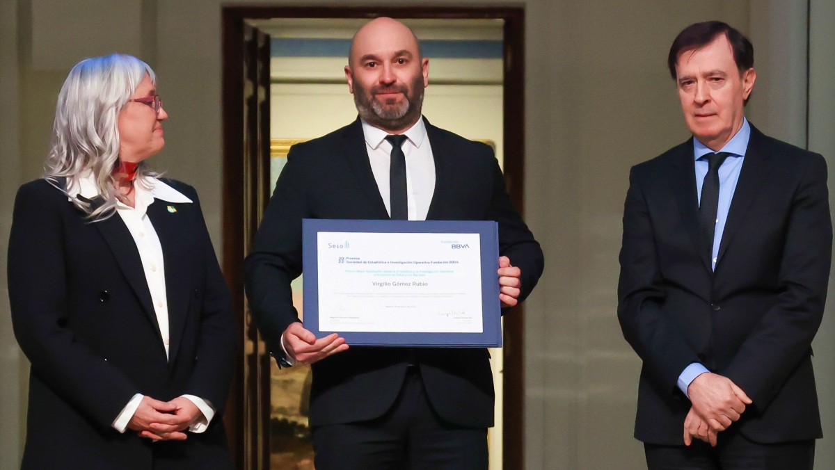 Virgilio Gómez Rubio, profesor de la UCLM en Albacete, posa con su galardón // Foto: BBVA