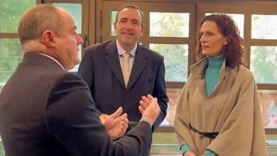 Amelia Quintero y Emilio Sáez durante su reunión en el Ayuntamiento de Albacete