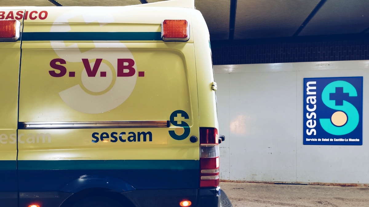 Ambulancia en el Hospital de Albacete / Foto de archivo / Iris Molina
