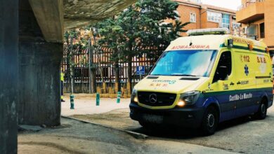 Una ambulancia en el Hospital de Albacete en una foto de archivo - Imagen: Iris Molina