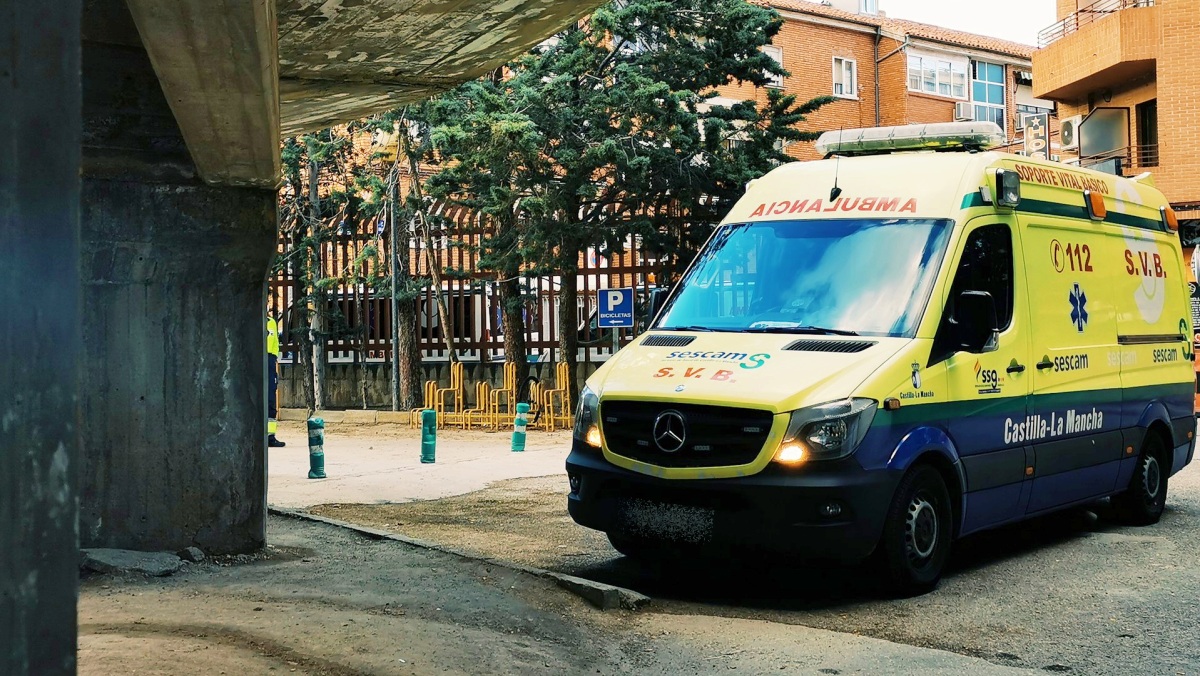 Una ambulancia en el Hospital de Albacete en una foto de archivo - Imagen: Iris Molina