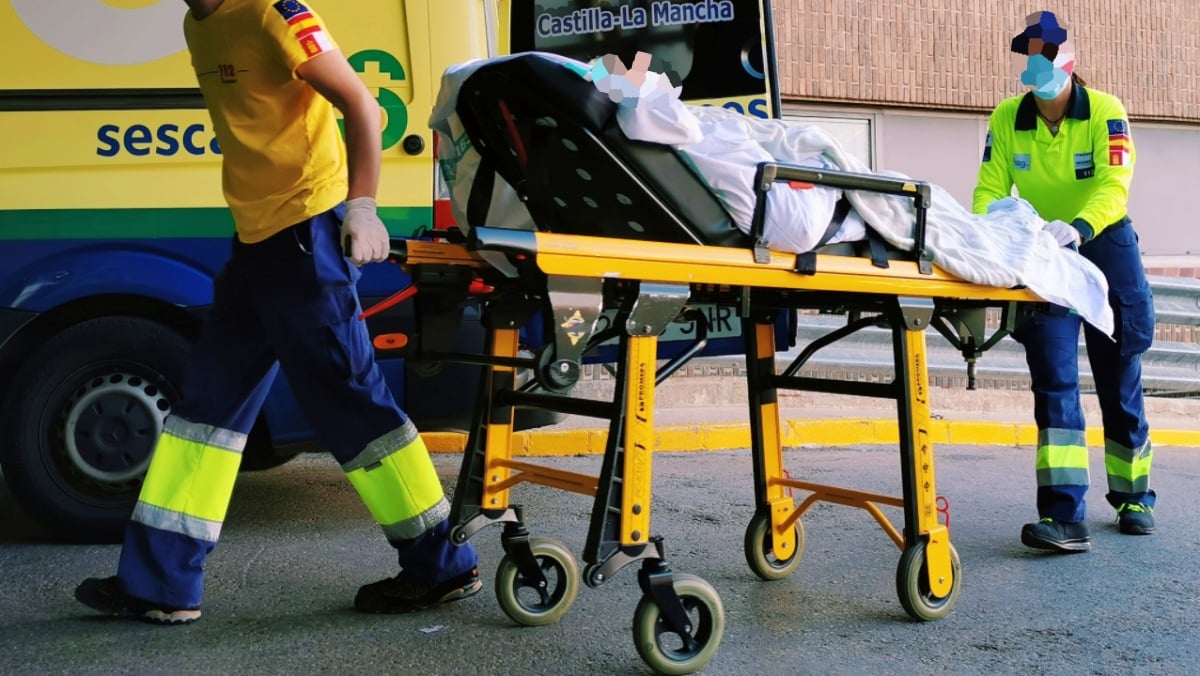 Una ambulancia en el Hospital de Albacete - Foto de archivo