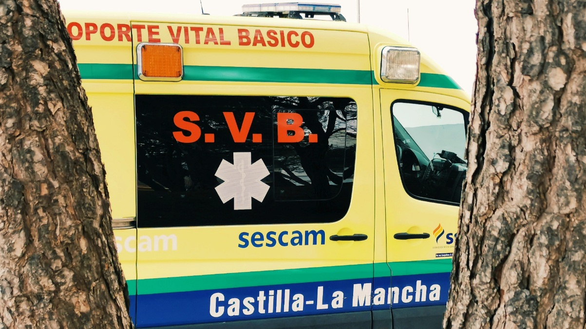 Una ambulancia en Albacete - Foto de archivo - Iris Molina