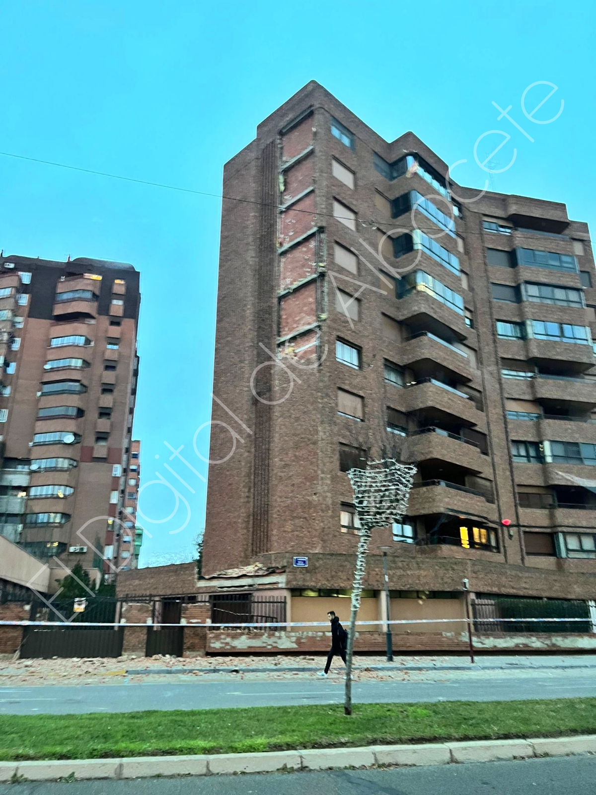 Cae parte de la fachada de un edificio de la Avenida de la Estación en Albacete por el fuerte viento