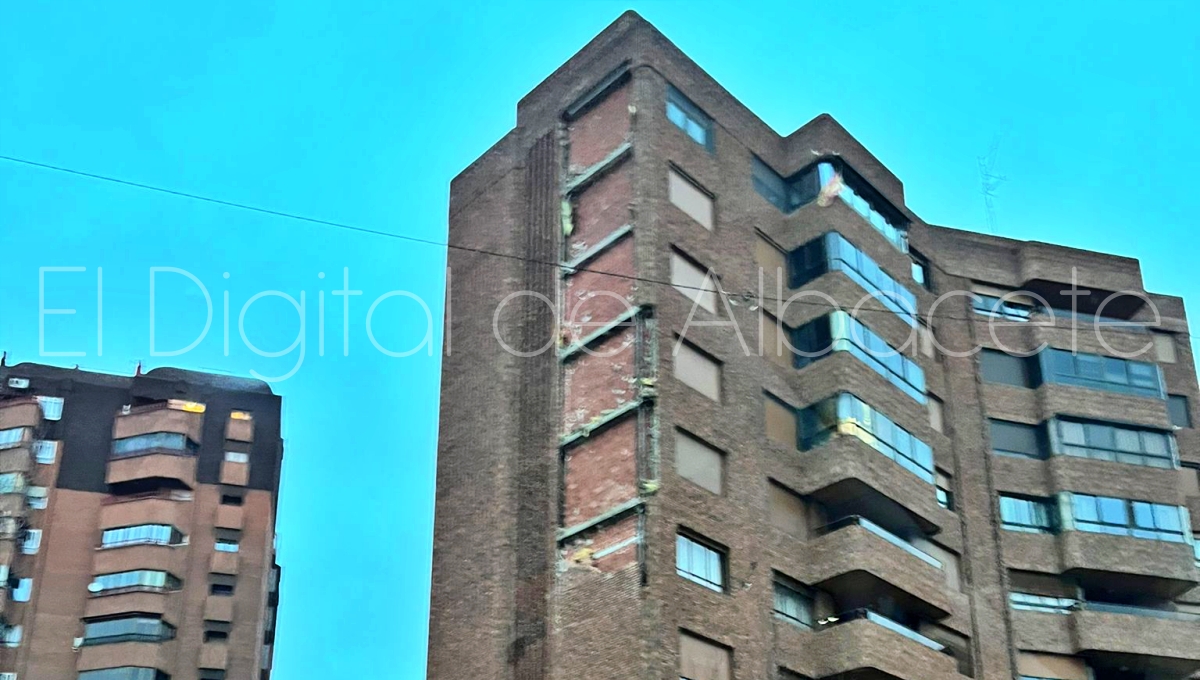 Cae parte de la fachada de un edificio de la Avenida de la Estación en Albacete por el fuerte viento