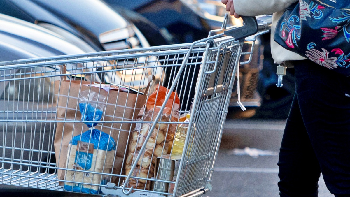 Una mujer realiza la compra en un supermercado de Albacete - Foto: Europa Press / Alberto Ortega