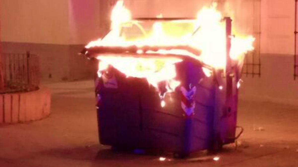 Foto de archivo de un contenedor ardiendo en Albacete - Foto: Policía Local de Albacete