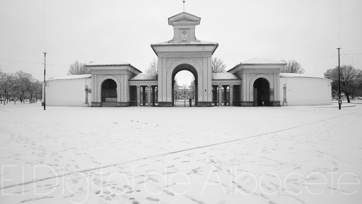 Foto de archivo de la Puerta de Hierros de Albacete tras una nevada