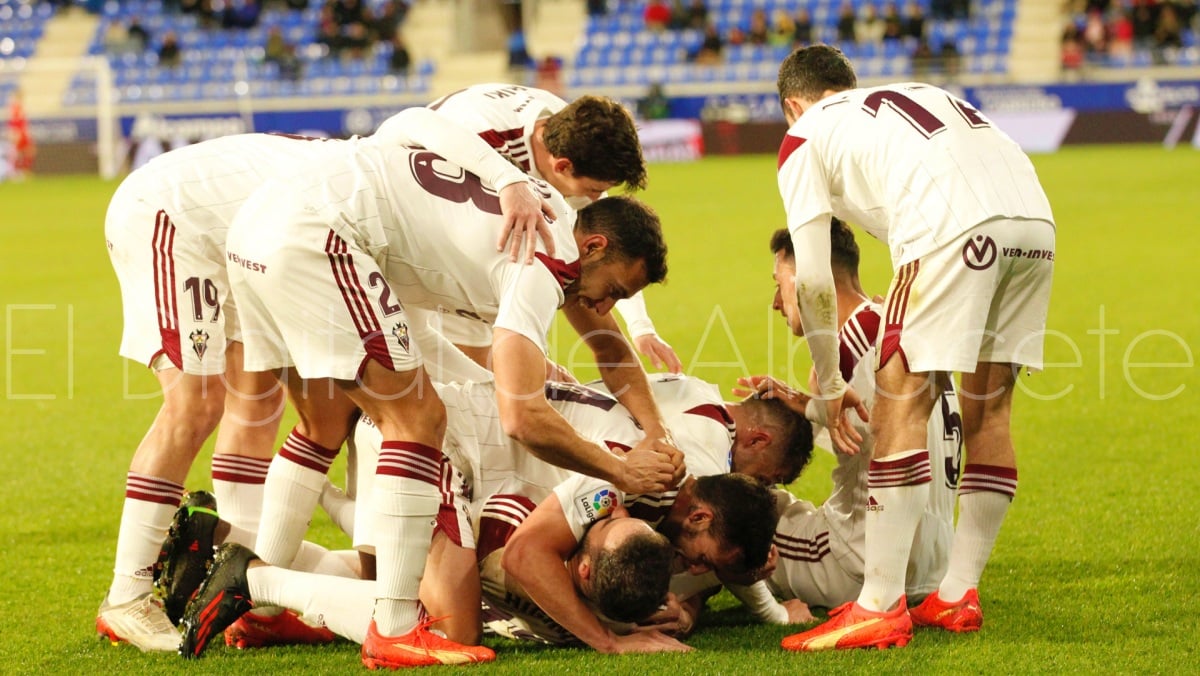 El Albacete celebra su gol en Huesca