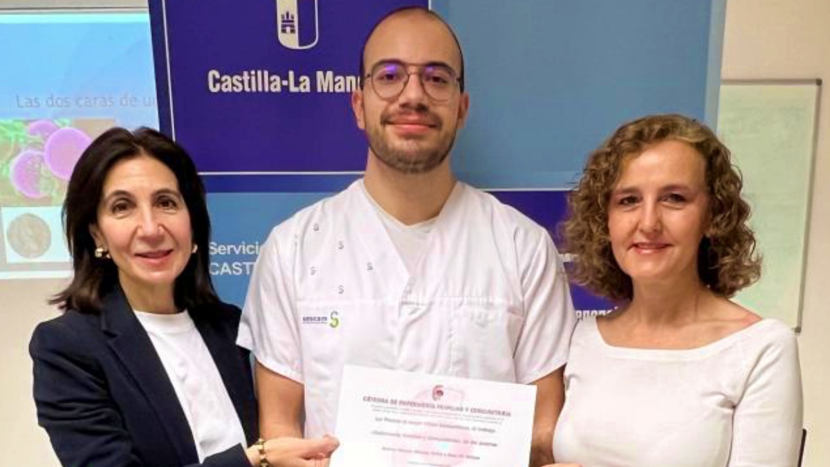 Gabriel Blanco, junto a las enfermeras y tutoras María Montserrat Avilés y Rosa María Gómez-Calcerrada // Foto: SESCAM