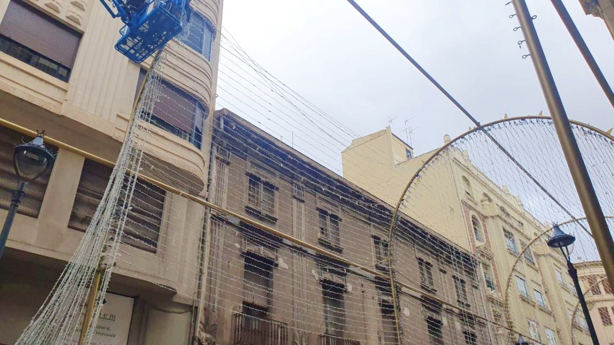 Desmontaje del túnel de luz de la calle Ancha de Albacete