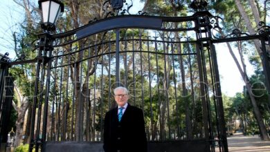 Pepe García junto a la puerta ubicada en el Parque Abelardo Sánchez