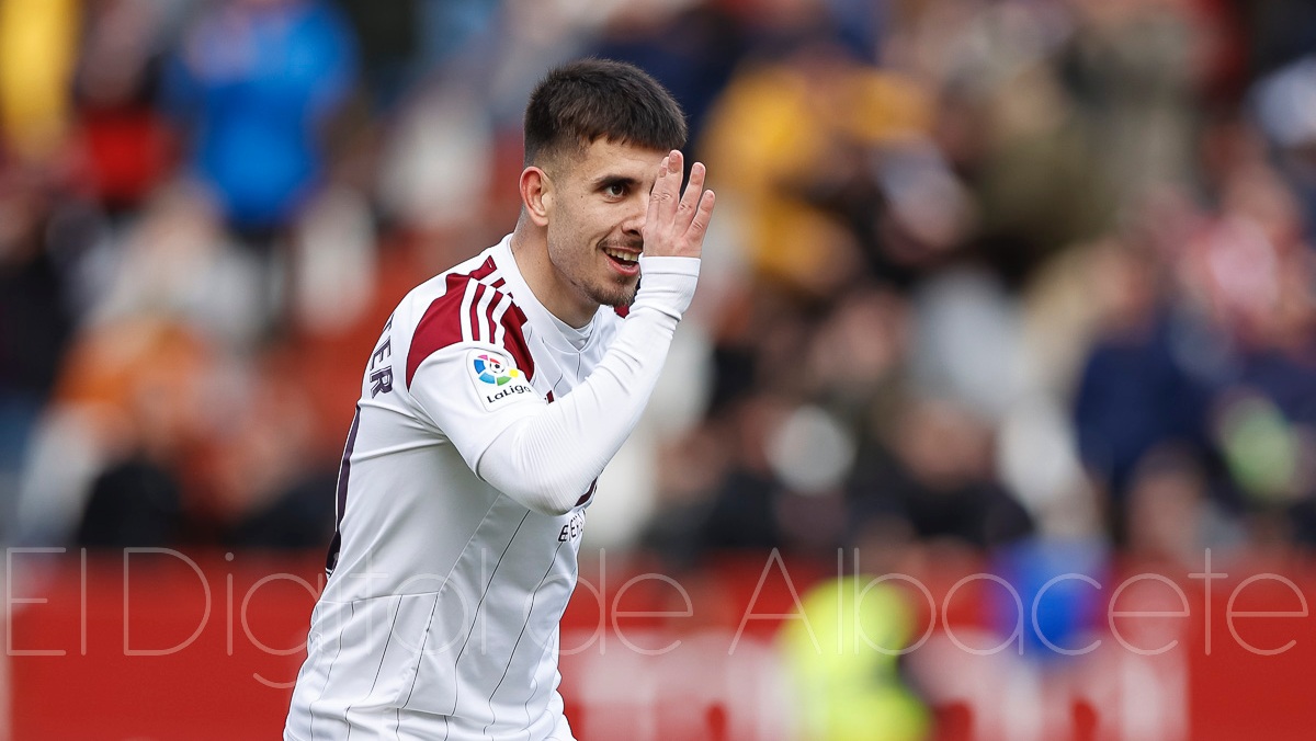 Manu Fuster celebra el 2-2 del Albacete
