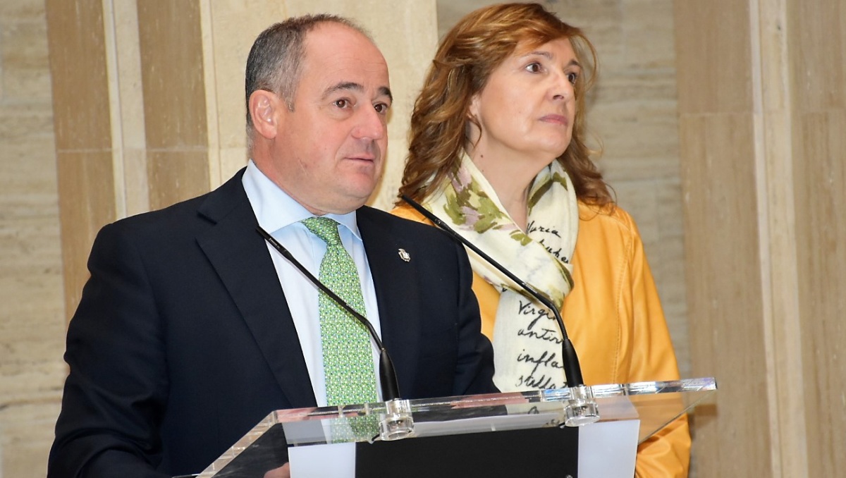 Emilio sáez cesa a la asesora que envió los mensajes de whatsapp sobre las oposiciones: 