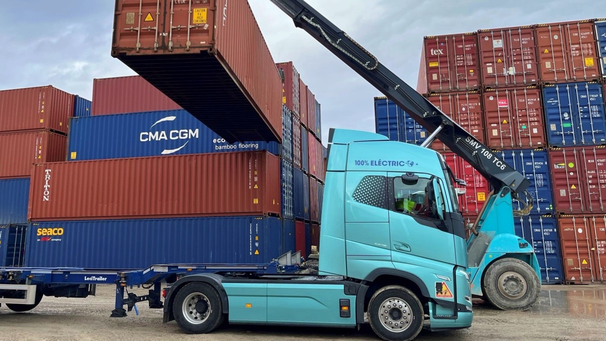 Un camión en el Puerto de Valencia / Foto: Europa Press