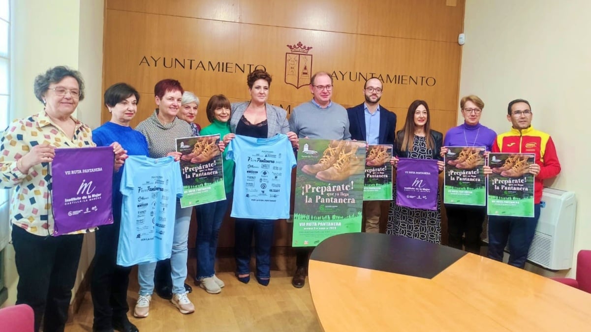 Foto de familia de la presentación de la VII Ruta Pantanera de Almansa a favor de la AECC