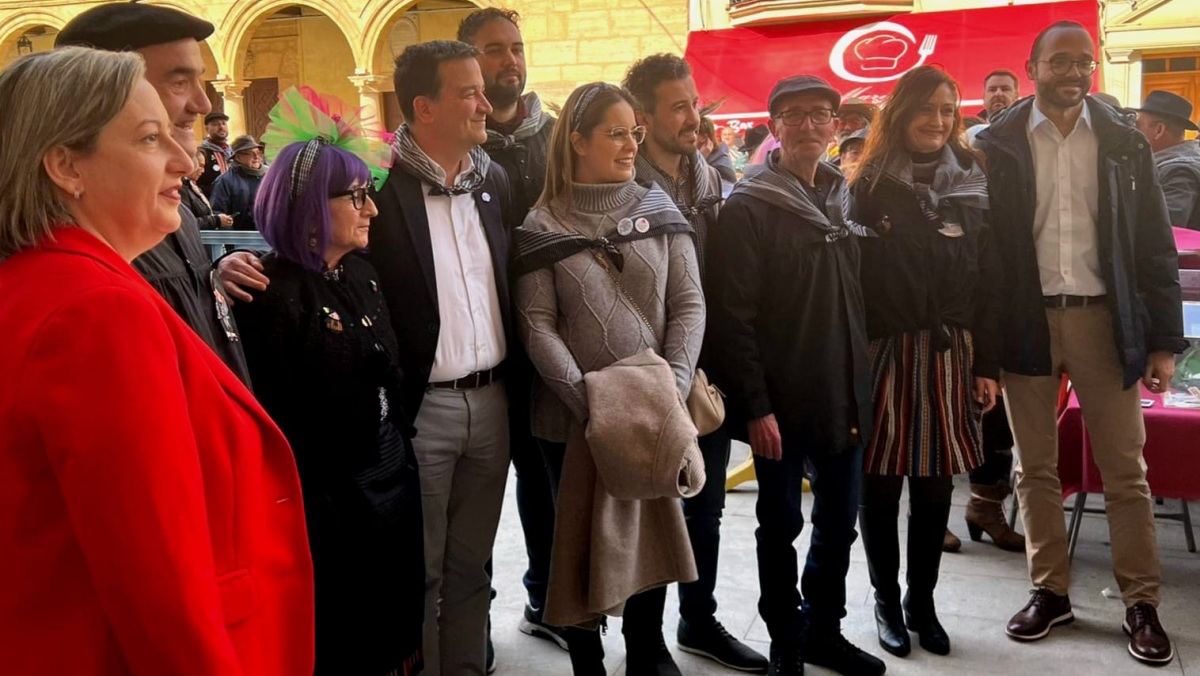 Foto de familia durante el Carnaval de Villarrobledo, previa a la Comida de AFA