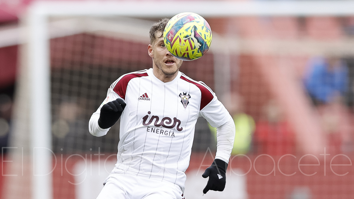 Juanma García volvió ante el Málaga a defender el escudo del Albacete sobre el verde