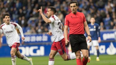 Álvaro Rodríguez celebra el gol de Albacete con Riki al fondo