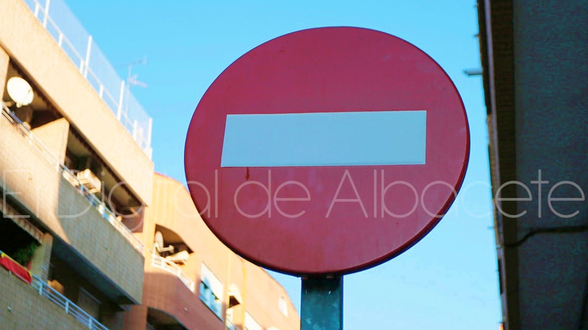 Señal de dirección prohibida en Albacete