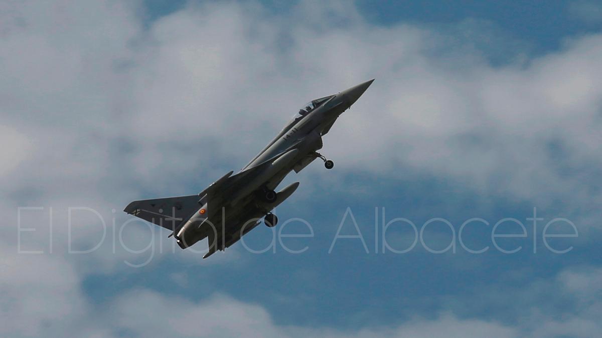 Un avión militar sobrevolando Albacete